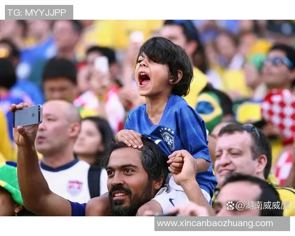 哪位足球明星近日抵达中国引发球迷热议与关注